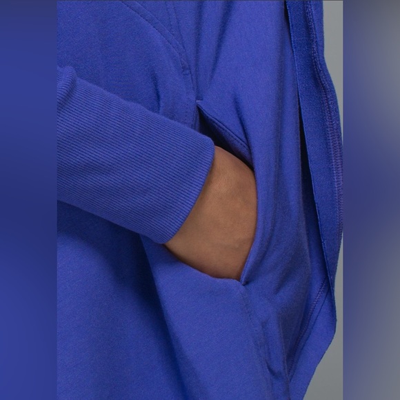 Lululemon To & Flow Wrap in Heathered Mod Iris Flower - Picture 5 of 15